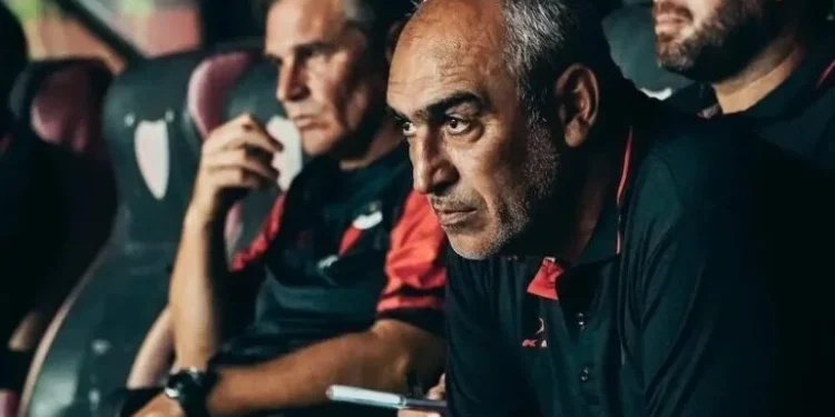 Colón entrena y viaja a Rosario para jugar mañana con Talleres