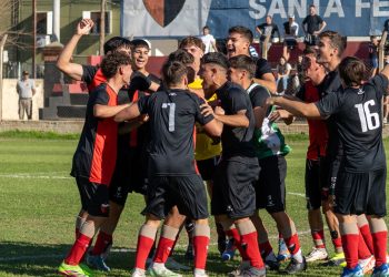 Colón saludó a los futbolistas en su día