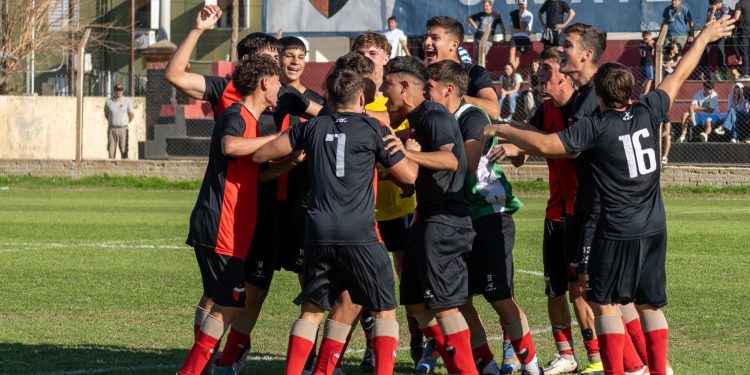 Colón saludó a los futbolistas en su día