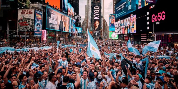 Espectacular banderazo de los hinchas argentinos en Nueva York