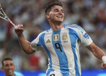 Chiqui Tapia y un reconocimiento para Julián Álvarez en redes sociales