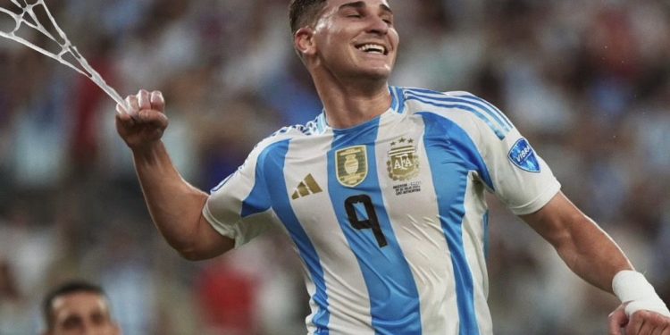 Chiqui Tapia y un reconocimiento para Julián Álvarez en redes sociales