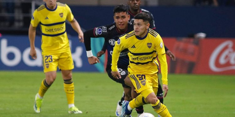 Con muchos pibes, Boca se trajo un empate de Quito