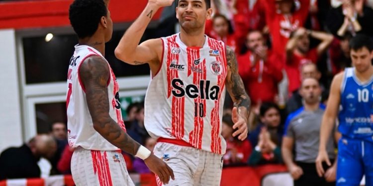 A punto de cumplir 42, Carlitos renovó y seguirá jugando en Italia