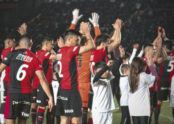 El habitual titular de Colón que terminó la práctica con una molestia y es duda