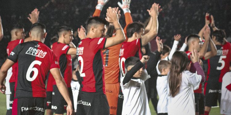 El habitual titular de Colón que terminó la práctica con una molestia y es duda