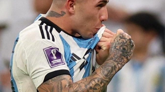 Enzo Fernández pidió disculpas en sus redes sociales tras los cánticos de Argentina hacia la Selección francesa