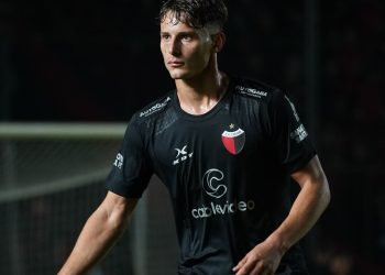 Colón de local vuelve a soñar: goleó a Estudiantes (RC) y quedó puntero