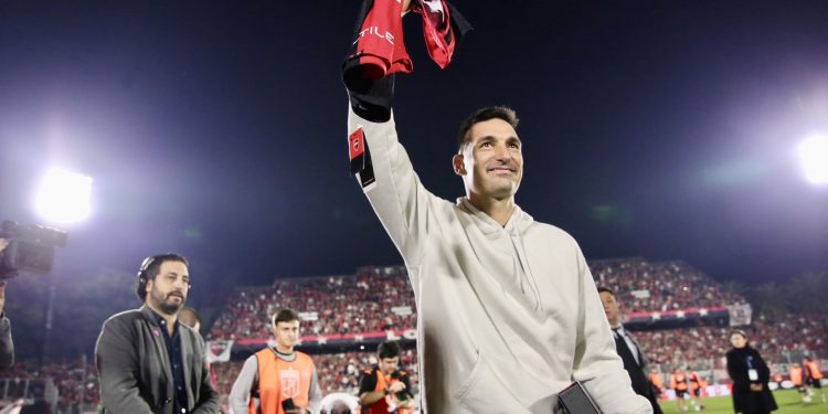 Lionel Scaloni fue homenajeado en el Parque de la Independencia