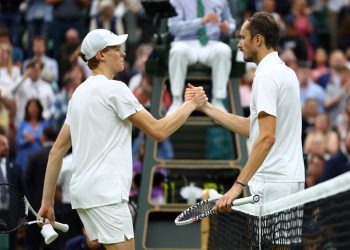 Cimbronazo en Wimbledón: El Nº1 Jannik Sinner perdió ante Medvedev en un partidazo a cinco sets