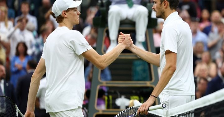 Cimbronazo en Wimbledón: El Nº1 Jannik Sinner perdió ante Medvedev en un partidazo a cinco sets