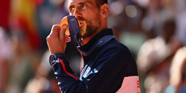 Tarda en llegar, pero al final hay recompensa: a sus 37 años, Djokovic logró el Oro Olímpico por primera vez