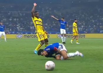 La expulsión de Advíncula, entre las más rápidas de la historia