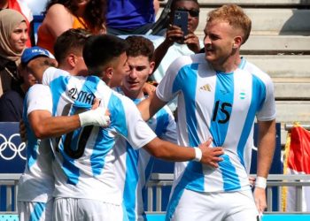 En medio de un clima hostil, Argentina enfrenta a Francia en París por un lugar en semis