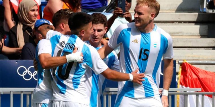 En medio de un clima hostil, Argentina enfrenta a Francia en París por un lugar en semis