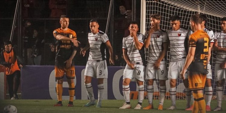 Colón perdió el invicto de local, se alejó de la punta y «ardió» el Centenario