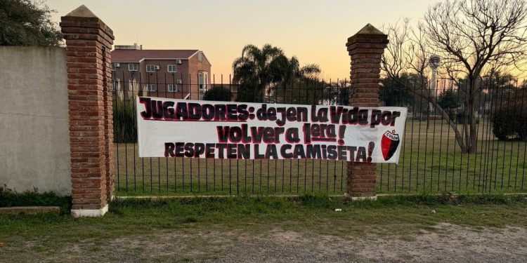 Colón: Apareció una bandera con un mensaje a los jugadores