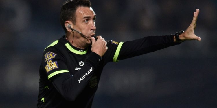 La racha negativa de Colón con el árbitro que estará ante Nueva Chicago