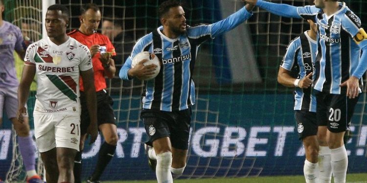 En un duelo de brasileros, Gremio le ganó a Fluminense, último campeón