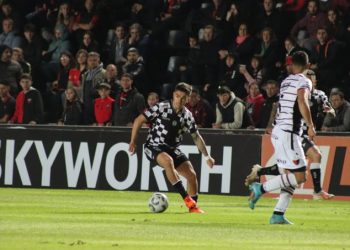 Colón volvió a ganar, bajó al puntero y otra vez está en carrera