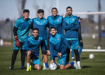 Vélez quiere desligarse de dos ex Unión, pero no llegan ofertas por ellos