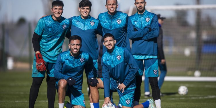Vélez quiere desligarse de dos ex Unión, pero no llegan ofertas por ellos