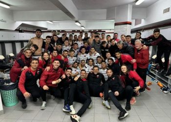 Jugadores, presidente y cuerpo técnico: la foto del vestuario de Colón