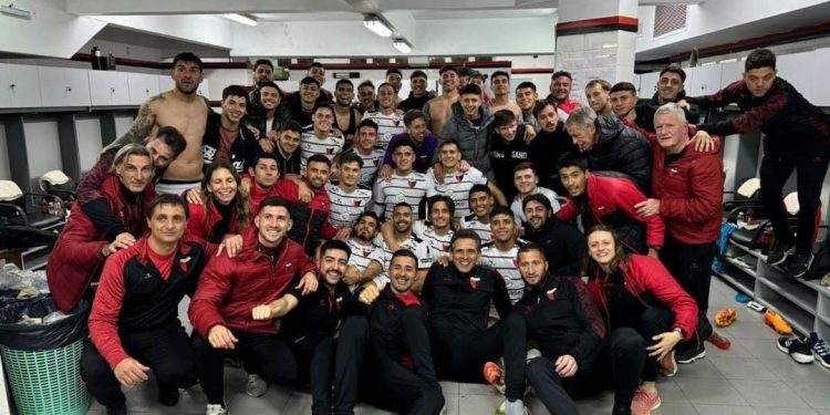 Jugadores, presidente y cuerpo técnico: la foto del vestuario de Colón
