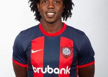 Carlos Sánchez fue presentado como nuevo refuerzo de Barracas Central