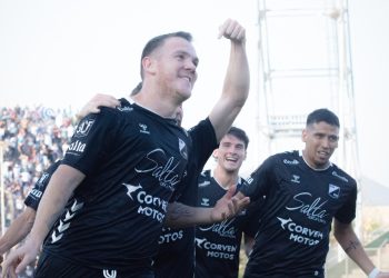 Un ex Colón dejó a su equipo al borde de hacer historia en el ascenso