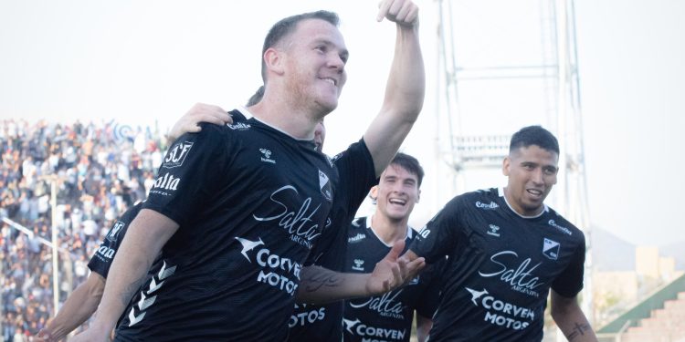 Un ex Colón dejó a su equipo al borde de hacer historia en el ascenso