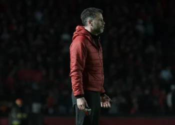 Los hinchas de Colón se hicieron eco de una foto de De Paoli en cancha de Temperley