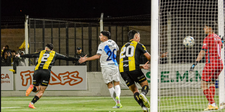 Con un arbitraje polémico, Deportivo Madryn le ganó a Brown y se quedó con una nueva edición del clásico