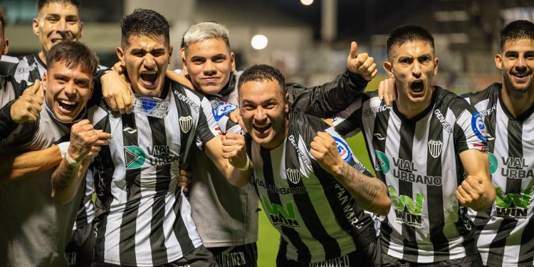 Estudiantes de Caseros le ganó 1-0 a Agropecuario y se afianza en la pelea por el reducido