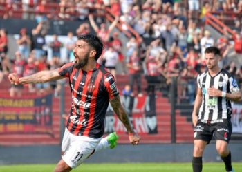 Patronato ganó, gustó y goleó ante Estudiantes (BA) y se ilusiona con el ascenso
