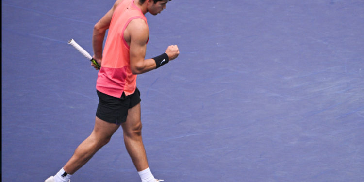 Alcaraz llegó a las 12 victorias consecutivas, eliminó a Monfils y está en cuartos de final del Masters 1000 de Shanghai