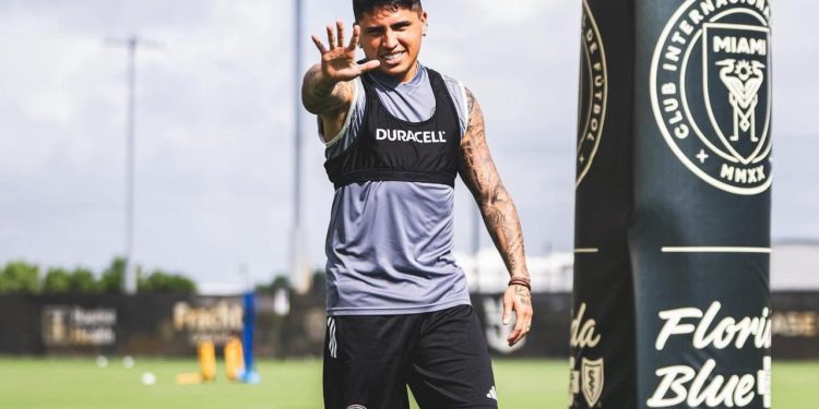 Facu Farías se mostró con la camiseta de un equipo argentino que no es Colón