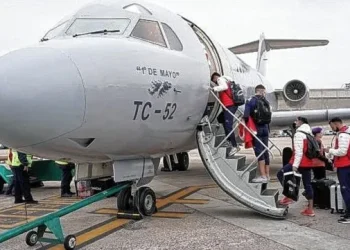Unión entrena y viaja en avión para visitar mañana a Gimnasia