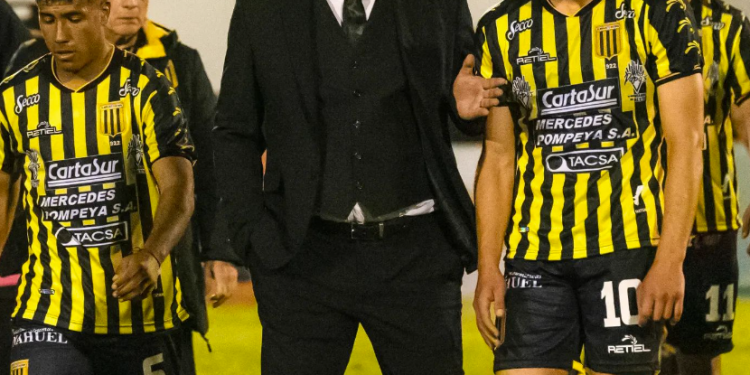 Daniel Bazán Vera renunció como DT de Almirante Brown