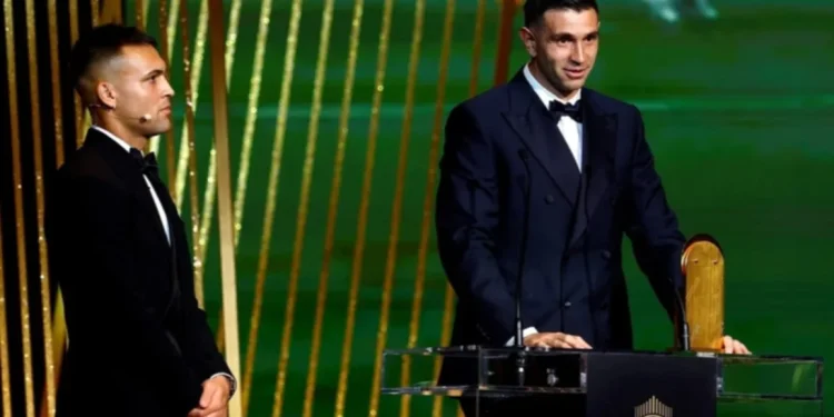 Dibu Martínez, el mejor arquero del mundo por segundo año consecutivo