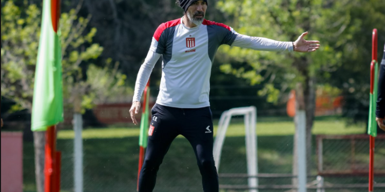 Las dudas de Eduardo Domínguez con el 9