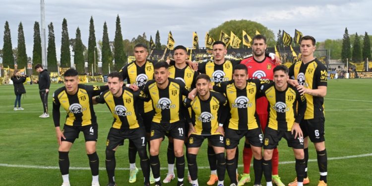 Deportivo Madryn goleó y llegó a la punta de la zona de Colón