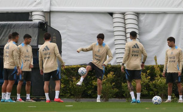 Selección Argentina: el golazo de chilena de Balerdi en el entrenamiento, y el posible 11 de Scaloni vs Paraguay