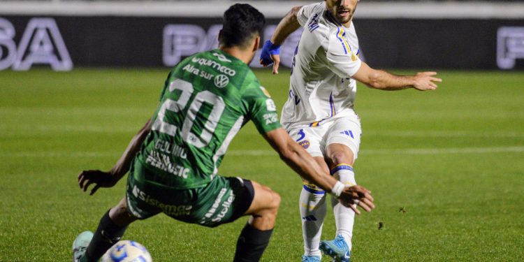 Boca rompió la mala racha de visitante, le ganó a Sarmiento y quedó a cinco puntos de la Libertadores