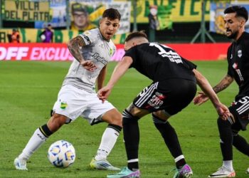 Defensa rescató un empate agónico ante Riestra y se acerca a las copas