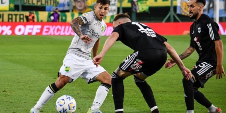 Defensa rescató un empate agónico ante Riestra y se acerca a las copas