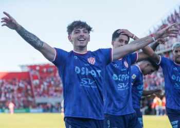 Unión le ganó a Atlético Tucumán por una cabeza y sigue soñando