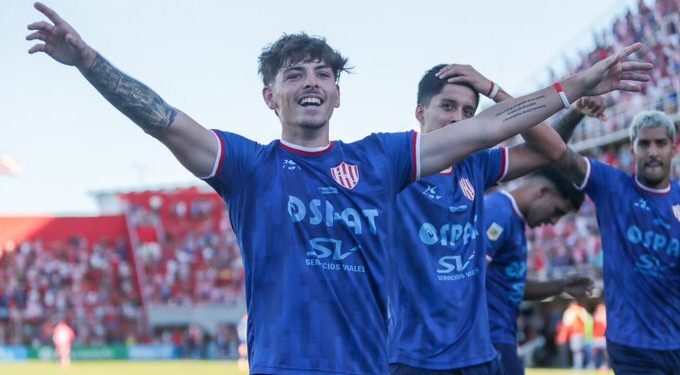 Unión le ganó a Atlético Tucumán por una cabeza y sigue soñando