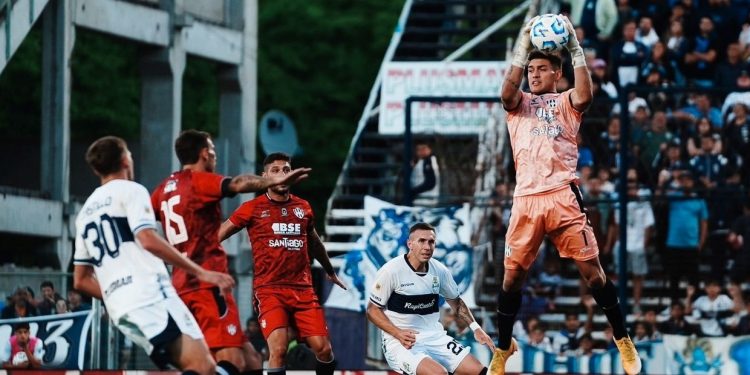 Gimnasia no pudo aprovechar la ventaja numérica y empató ante Central Córdoba