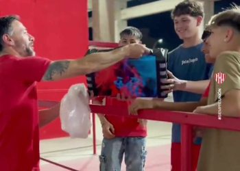 El Kily cumplió con los pibes y le llevó un regalo a la pensión